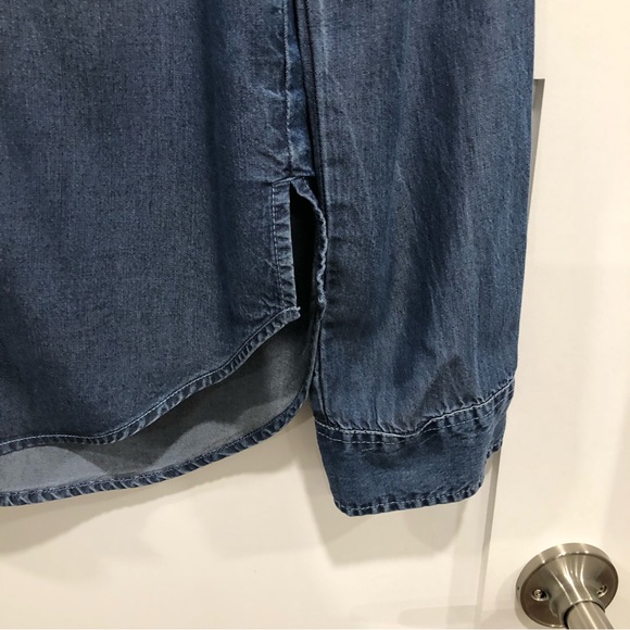 Abercrombie & Finch blue long sleeve button up collar top. Size Small. - Picture 4 of 9